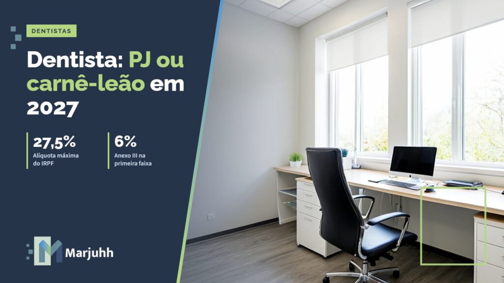 Mesa de consultório odontológico com notebook e café, com equipamentos ao fundo